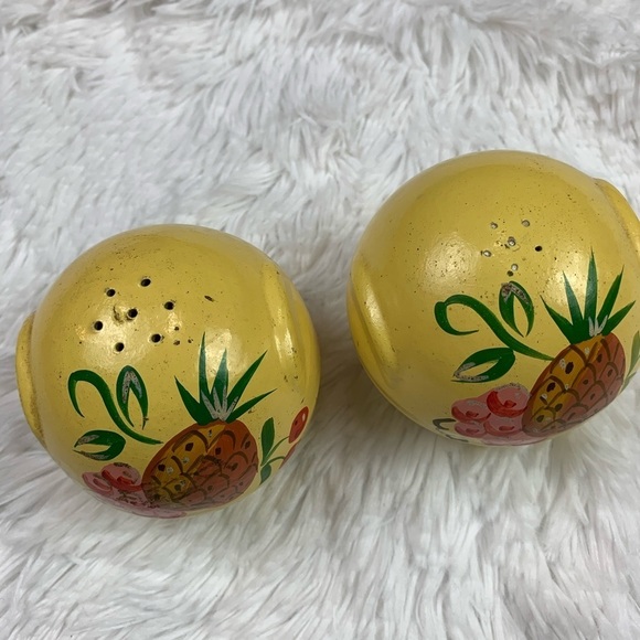 Vintage large round hand painted pineapple S&P - Picture 5 of 8